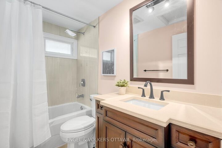 Property Photo:  1941 Conrad Avenue  ON K1H 6V7 