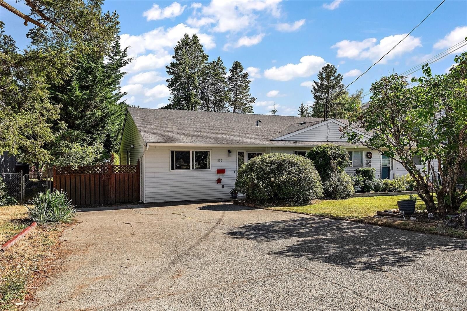 Property Photo:  855 Sevenoaks Rd  BC V8X 3V8 