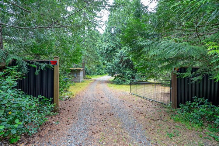 Photo de la propriété: 740 Spider Lake Rd BC V9K 2L7