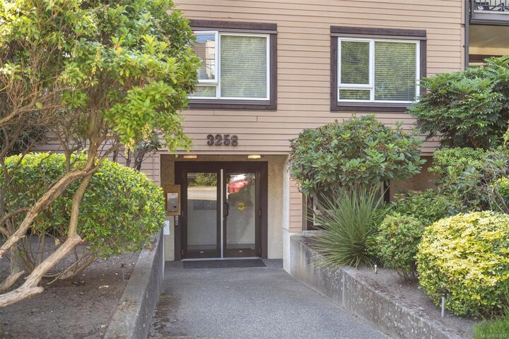 Property Photo: 3258 Alder St #402 BC V8X 1P2