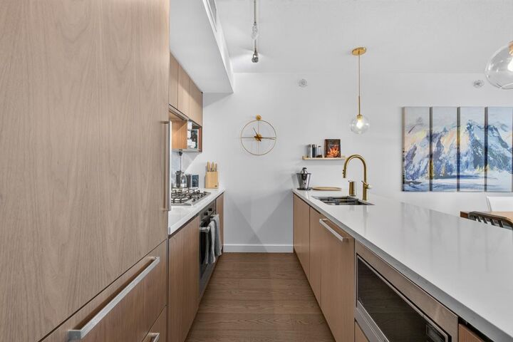 Property Photo: 68 Smithe Street 1110 BC V6B 0P4