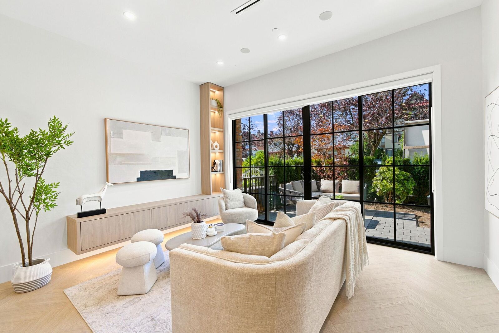 Property Photo: 646 E 23rd Avenue 2 BC V5V 1X8