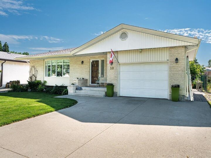 Property Photo: 10 John Taylor Place MB R2K 3X1
