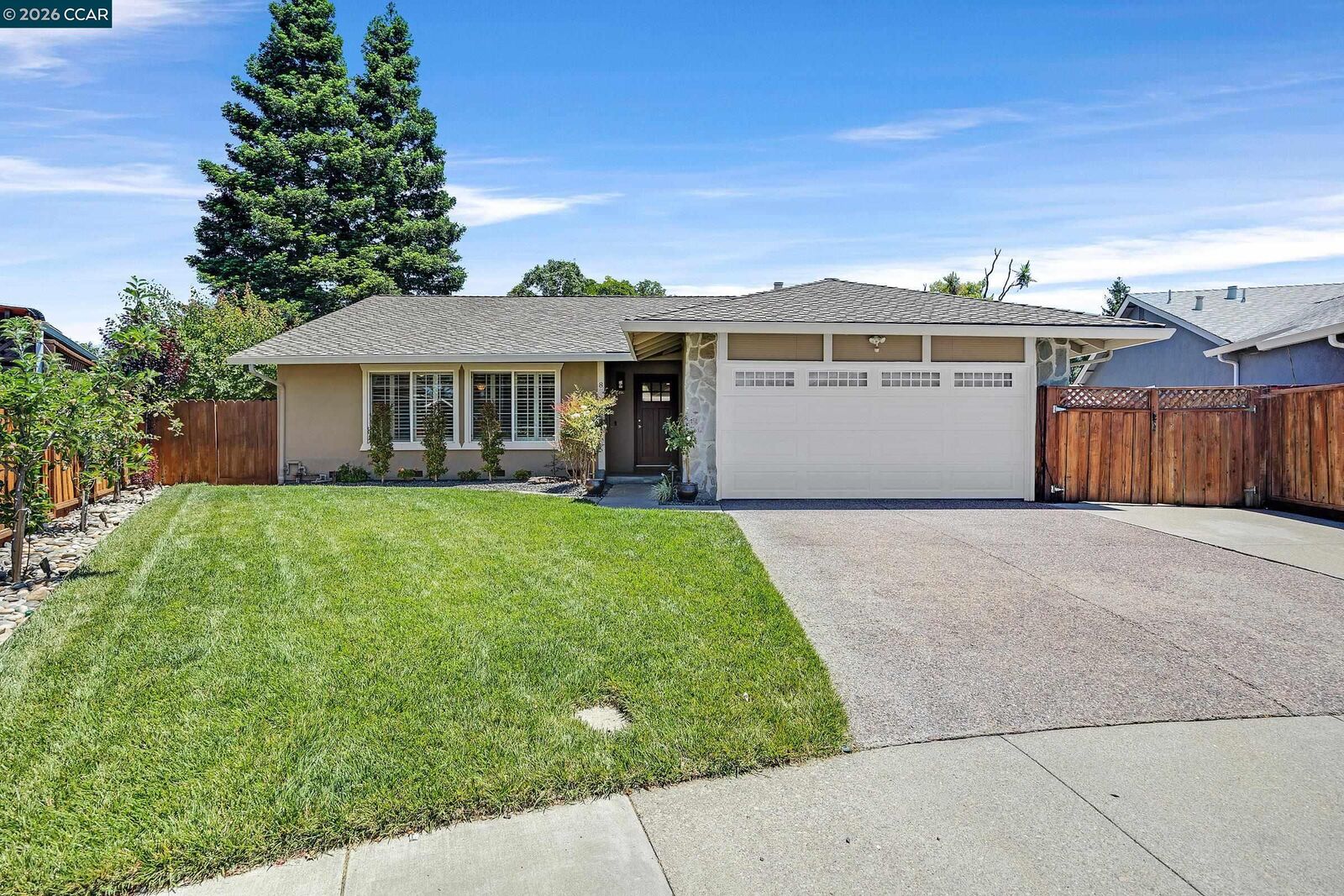 Property Photo: 8 Bath Ct CA 94583