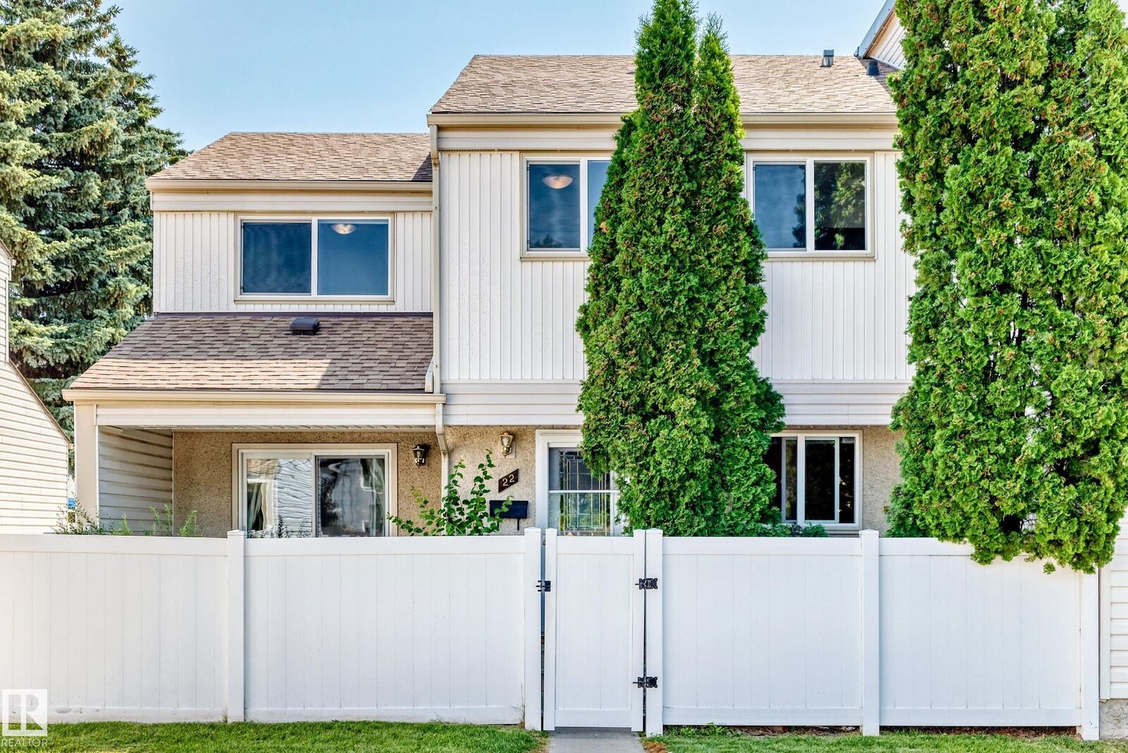 Property Photo: 22 Woodvale Village NW AB T6L 1W4
