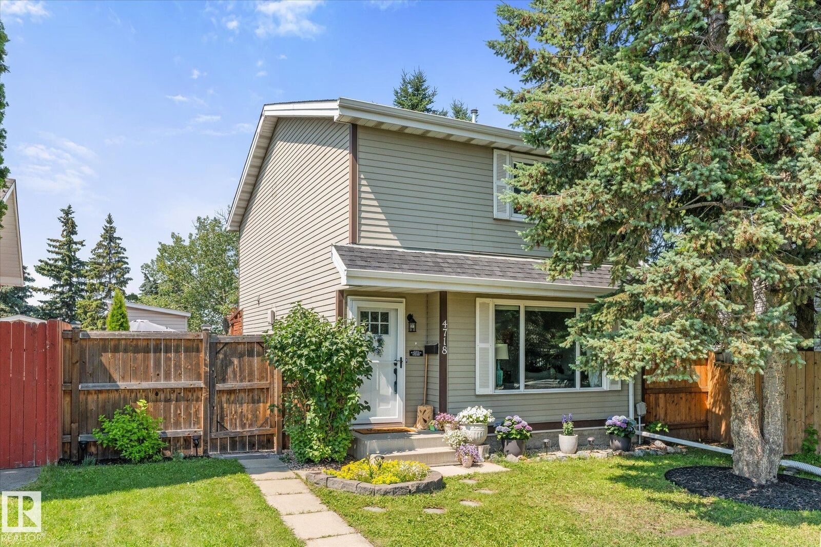 Property Photo:  4718 35 Avenue NW  AB T6L 3P9 