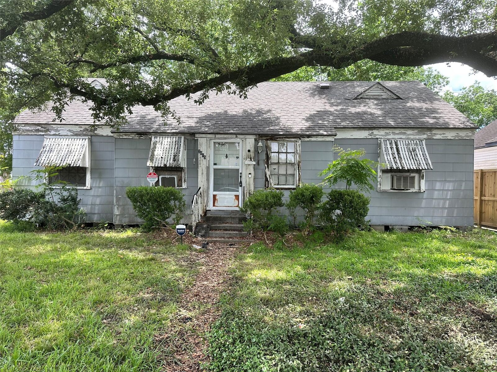Property Photo: 2015 Des Jardines Street TX 77023