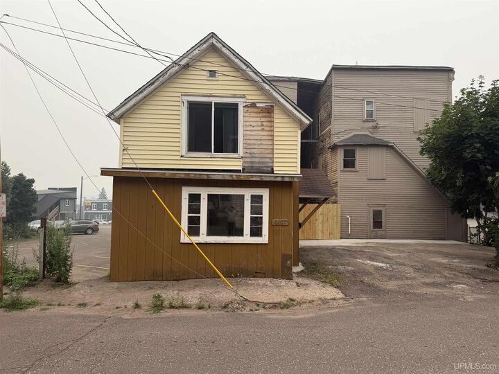 Property Photo:  860 W Franklin Street  MI 49930 