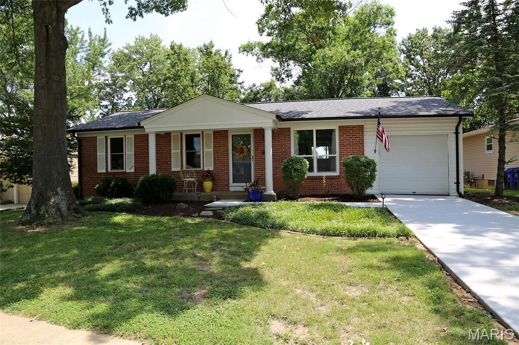Property Photo:  912 Tree Trails Lane  MO 63026 