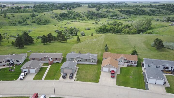 Property Photo: 711 Aster Loop ND 58701