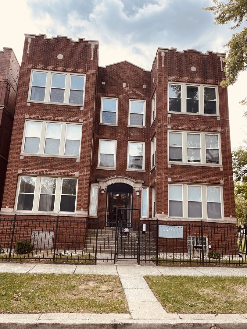 Property Photo: 1411 E 67th Place 3E IL 60637