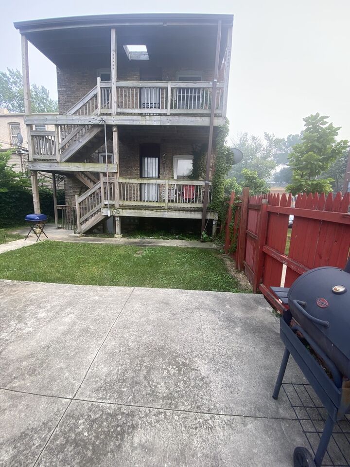 Property Photo: 2704 E 77th Street 2 IL 60649