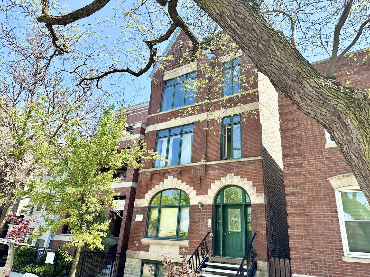 Property Photo:  3311 N Seminary Avenue 3F  IL 60657 
