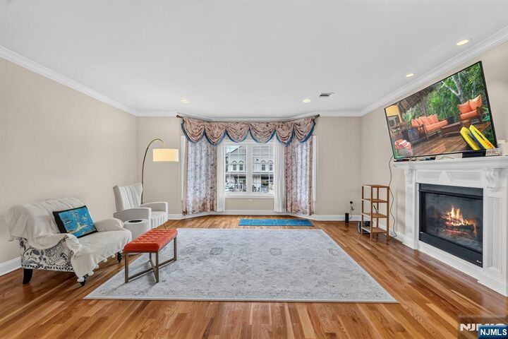 Property Photo:  809 Edgewood Lane  NJ 07024 