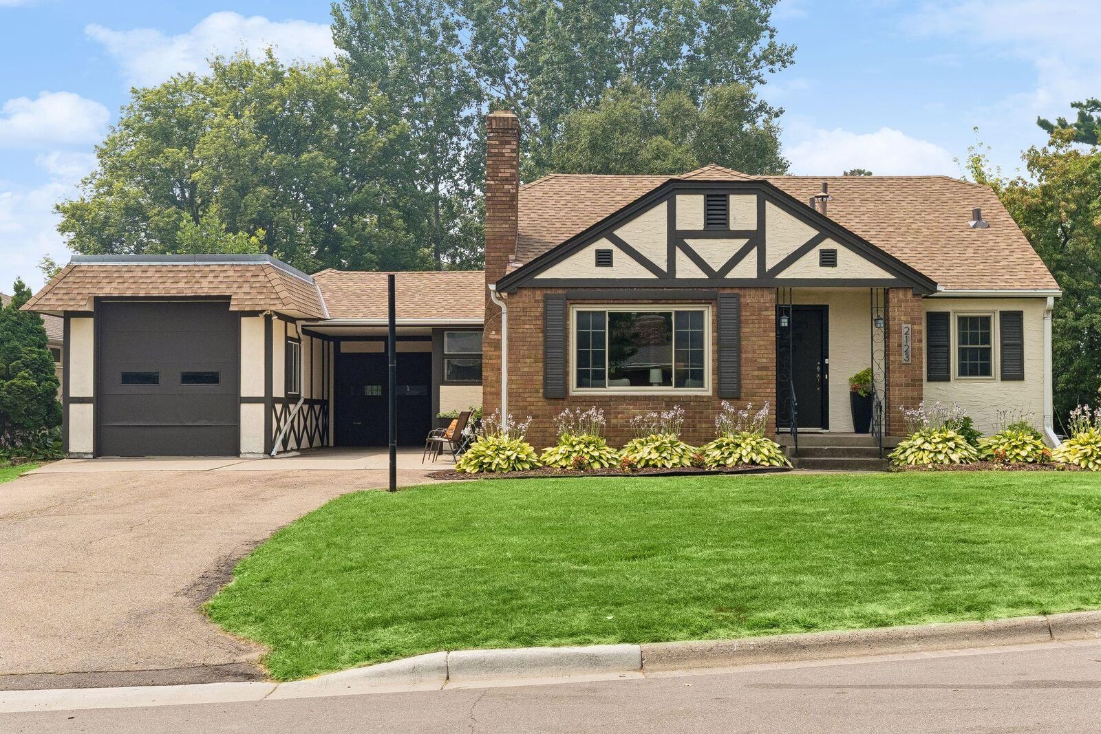 Property Photo:  2123 Fairways Lane  MN 55113 