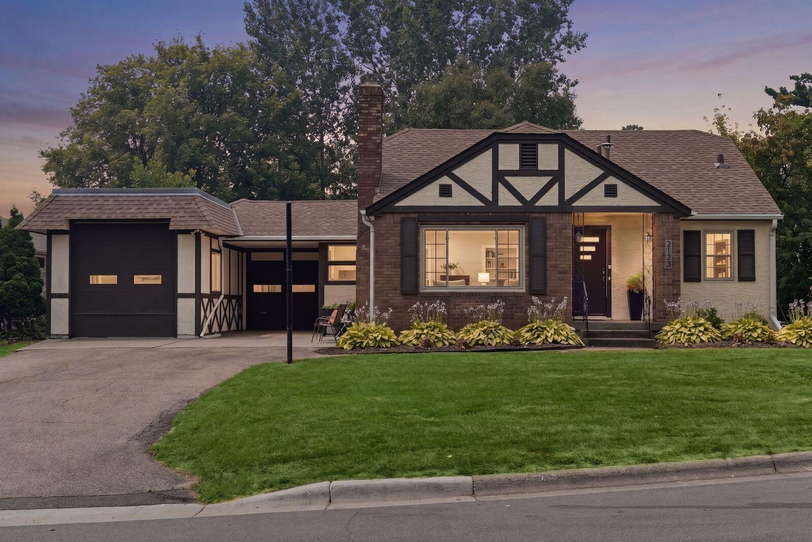 Property Photo:  2123 Fairways Lane  MN 55113 