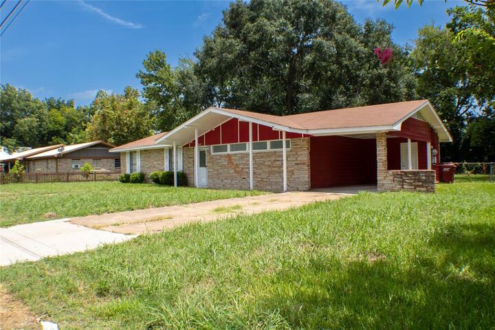 Property Photo: 1307 S Delaware Street TX 75426