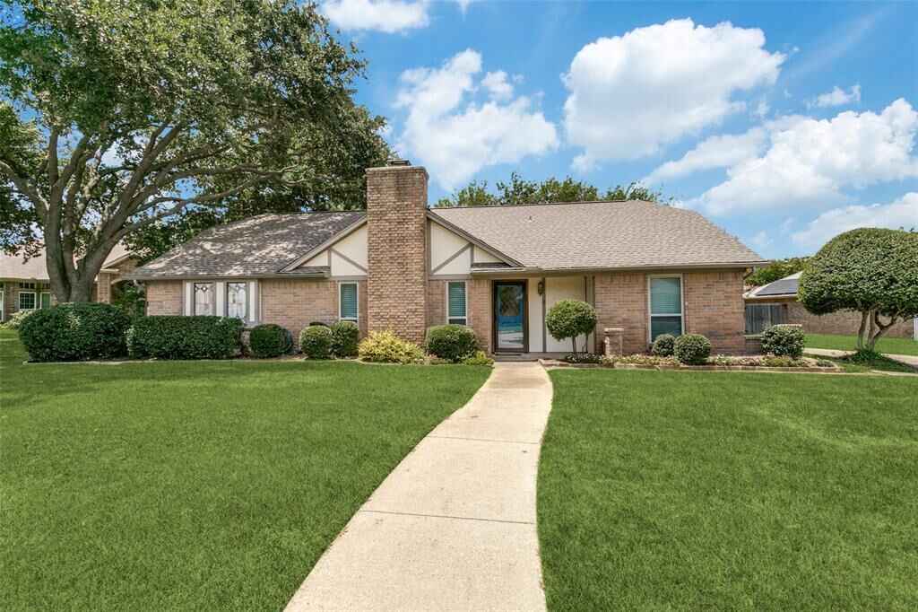 Property Photo: 8 Winding Creek Court TX 76262