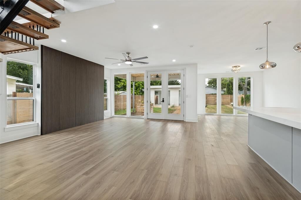 Property Photo: 514 S Marlborough Avenue TX 75208