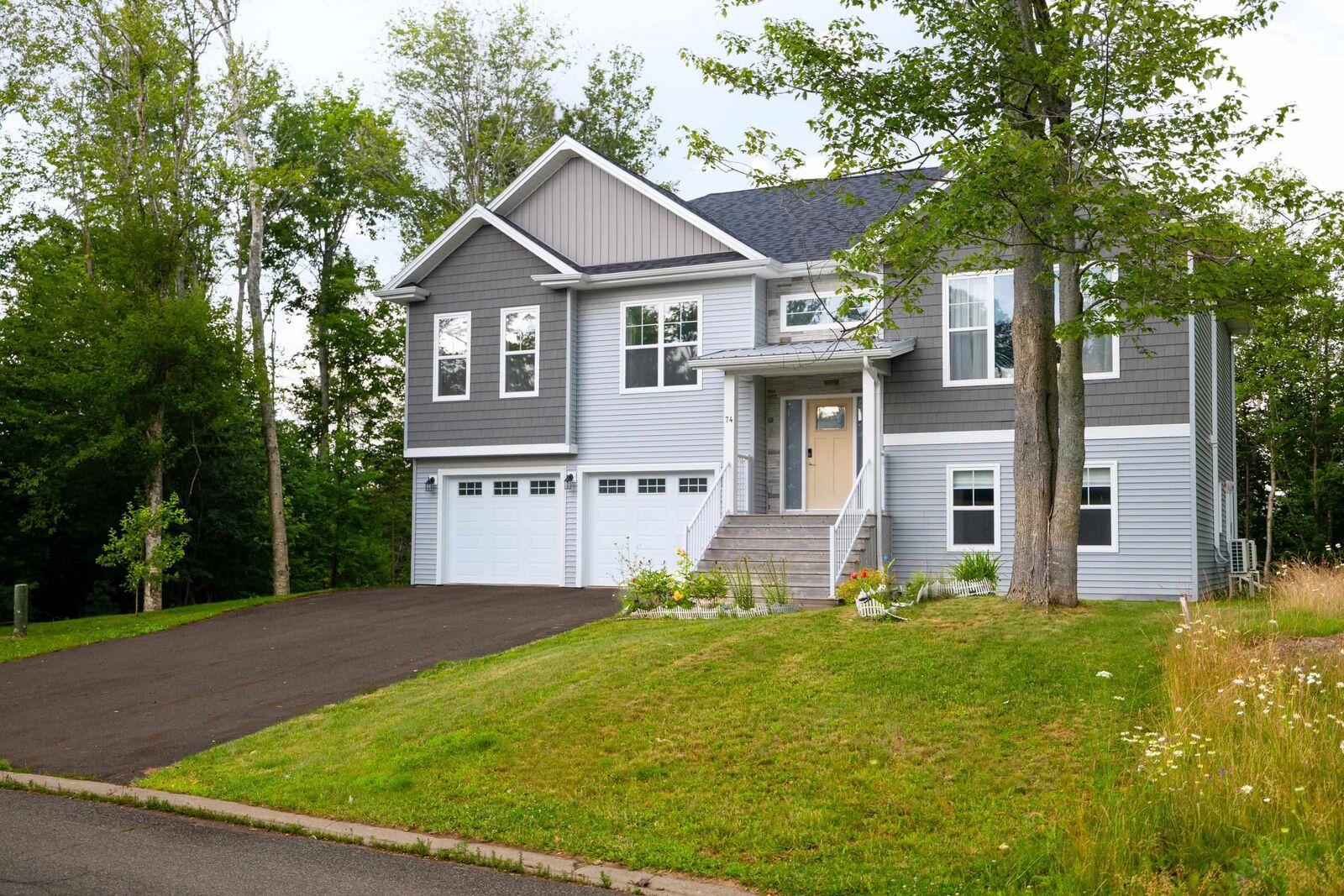 Property Photo:  74 England Circle  PE C1E 1W9 