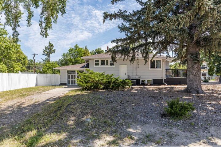 Property Photo:  206 7 Street SE  AB T1A 1J6 