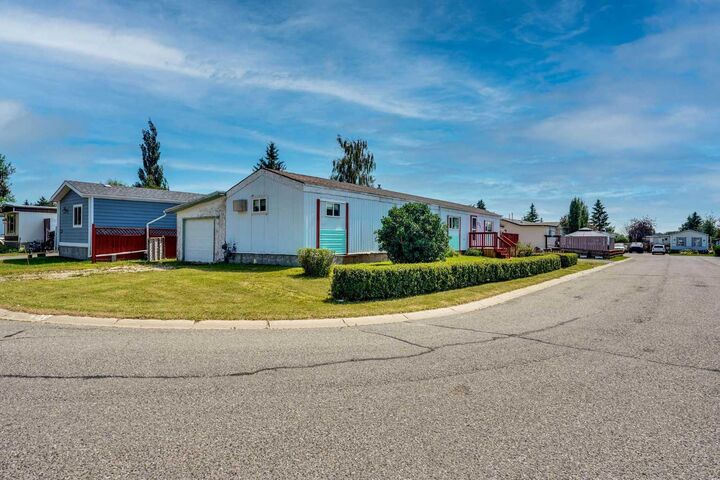 Property Photo: 903 Briar Crescent AB T1P 1B2