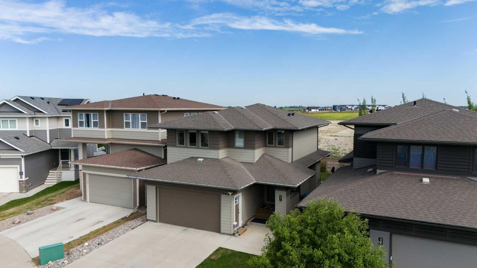 Property Photo: 437 Devonia Way W AB T1J 5J7