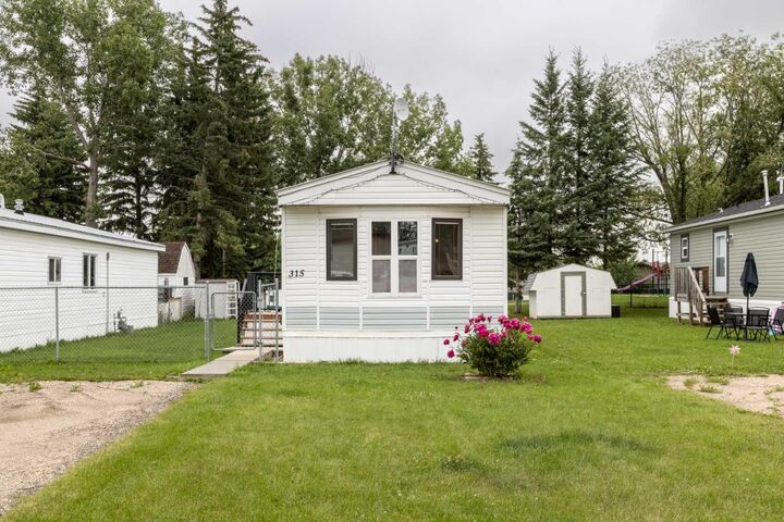 Property Photo: 315 Meadow Drive AB T0M 0H0