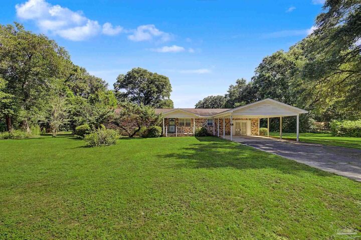 Property Photo: 4808 Friendly St FL 32571