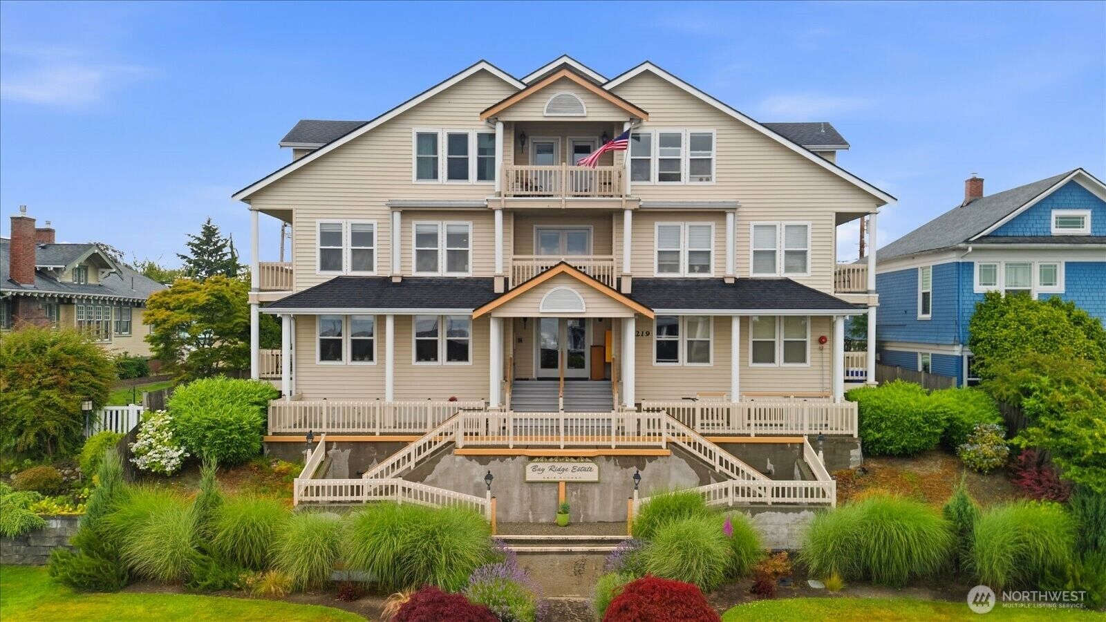 Property Photo:  2219  Rucker Avenue 201  WA 98201 