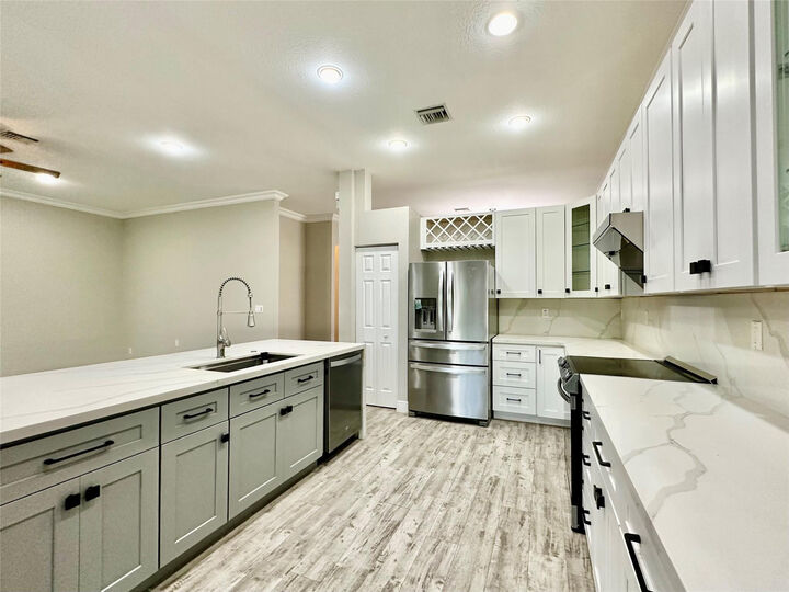 Property Photo: 4109 W Whitewater Avenue FL 33332