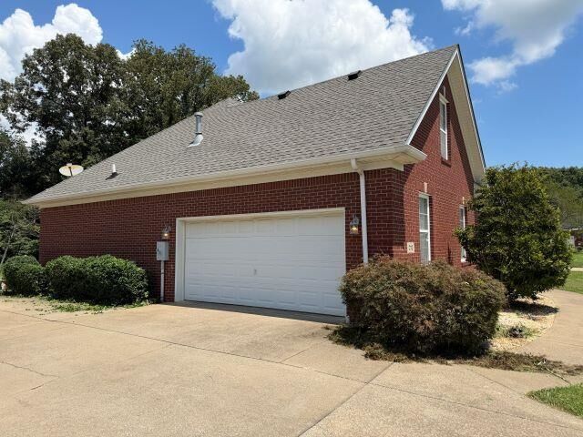 Property Photo: 212 Oak Ridge Way KY 42103