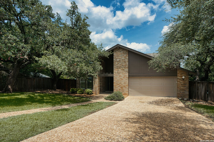 Property Photo: 13207 N Hunters Cir TX 78230
