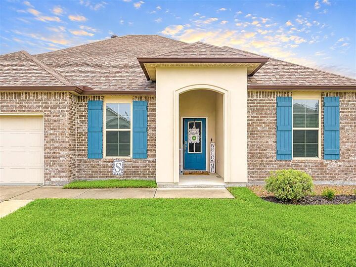 Property Photo:  4610 E Ridge Road E  LA 70607 