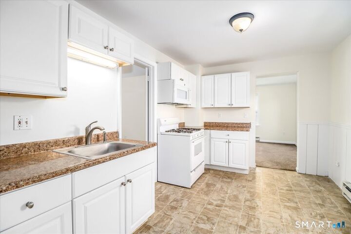 Property Photo:  4 Edgewood Street 1  CT 06810 