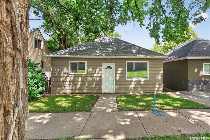 Property Photo:  40 Iroquois Street E  SK S6H 4S8 