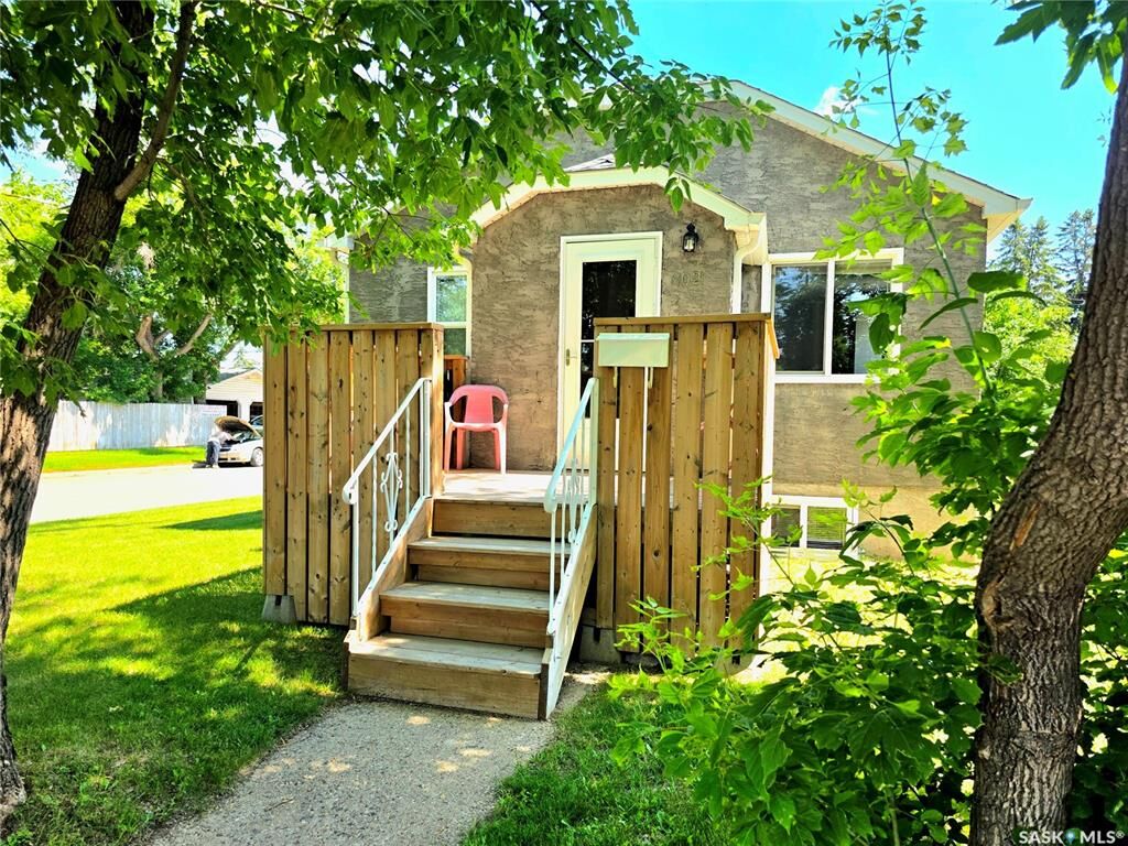 Property Photo:  802 O Avenue S  SK S7M 2S7 
