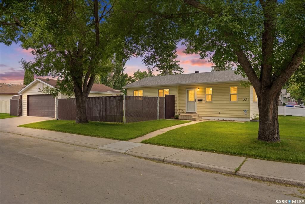 Property Photo: 301 Fisher Crescent SK S7L 5E1
