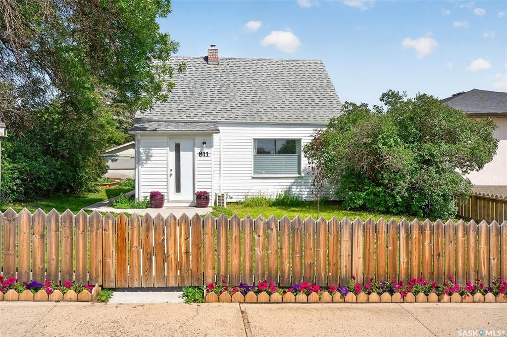 Property Photo: 811 4th Avenue NW SK S6H 3W8