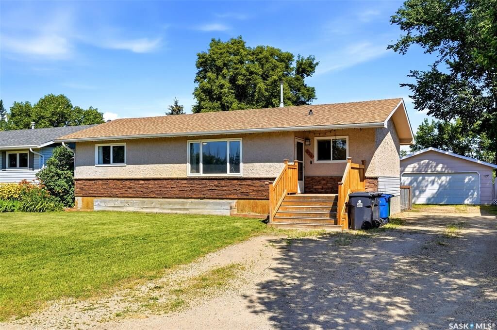 Property Photo: 614 3rd Avenue SK S0G 3Z0