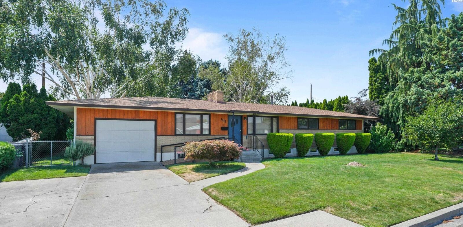 Property Photo: 1615 Goethals Drive WA 99354