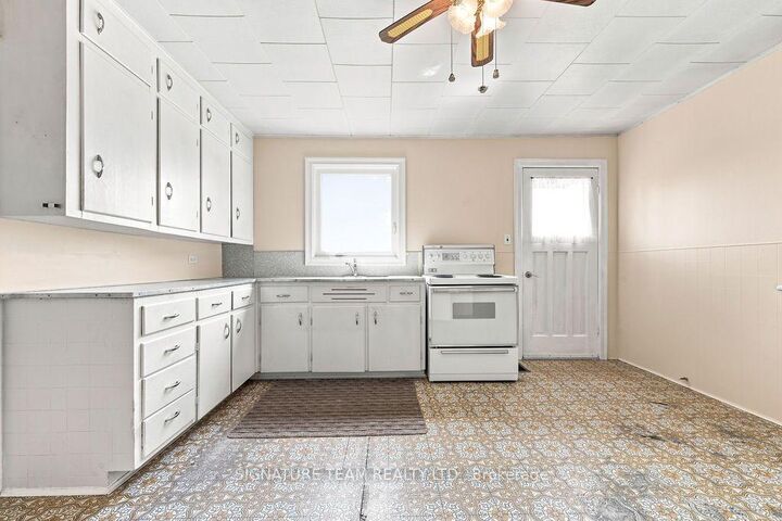 Property Photo:  227 Bonnechere Street E  ON K0J 1T0 