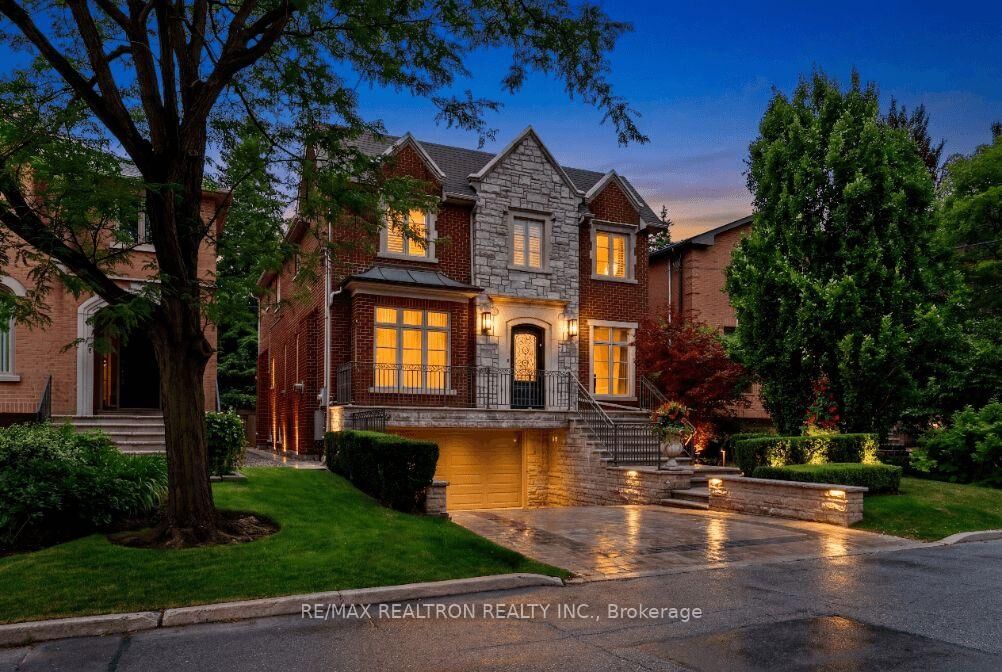Property Photo: 462 Fairlawn Avenue ON M5M 1V1