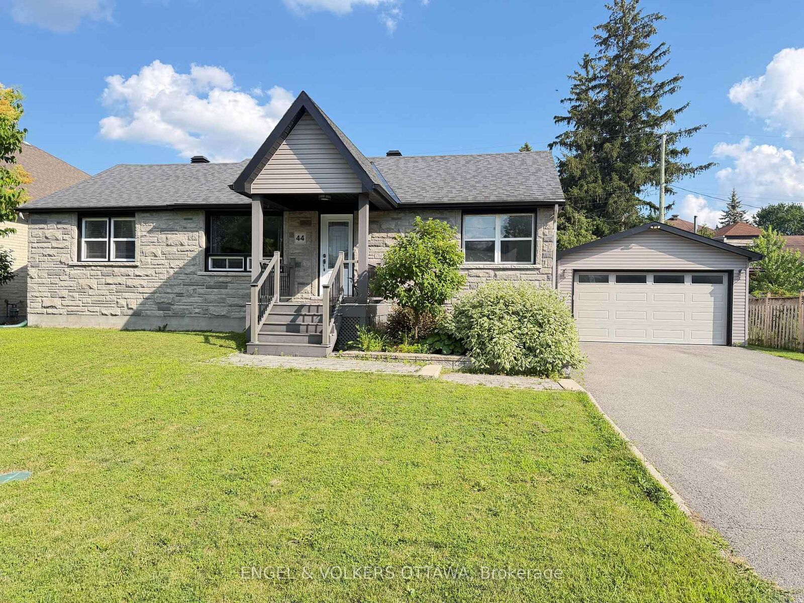 Photo de la propriété: 44 Granton Avenue ON K2G 1W8