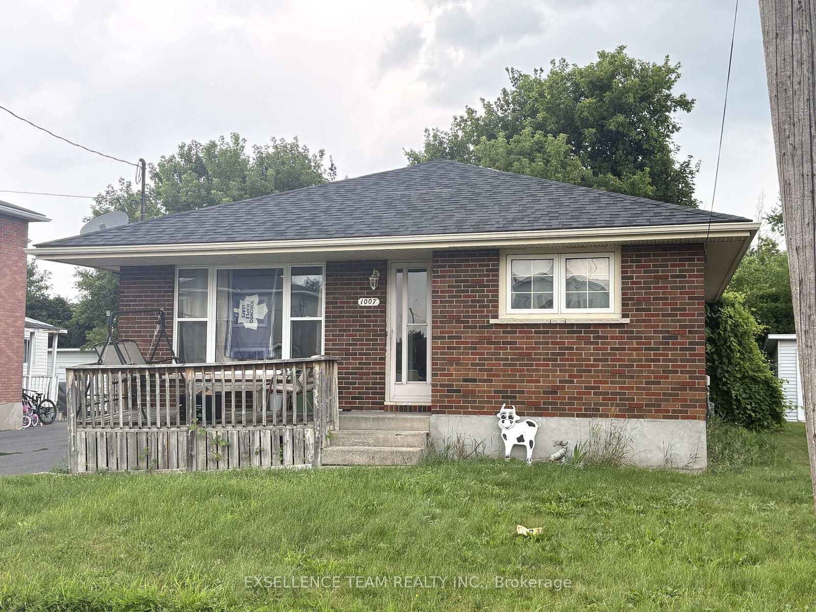 Property Photo: 1007 Grand Avenue ON K6H 4T3