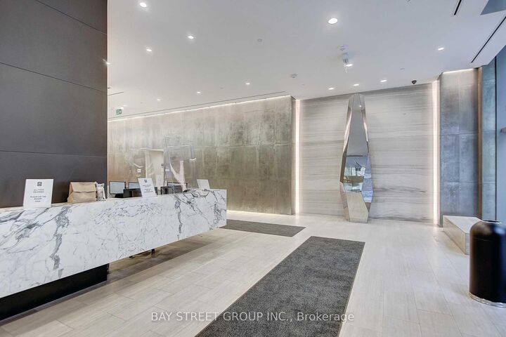 Photo de la propriété: 7 Grenville Street 3401 ON M4Y 1W9