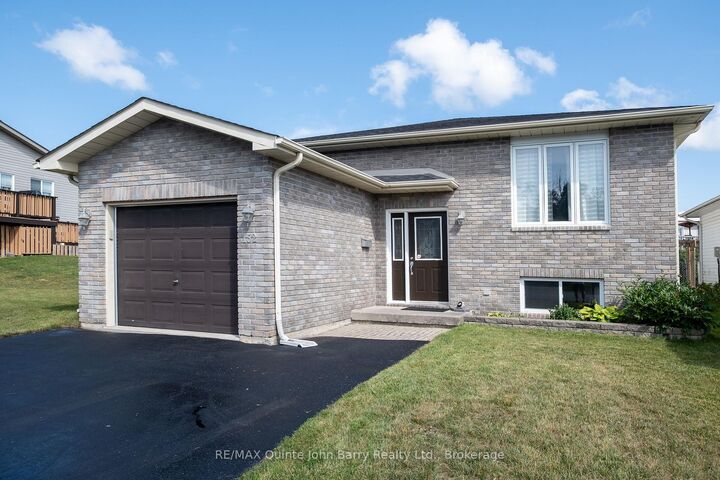 Property Photo:  152 Nicholas Street  ON K8V 6B2 
