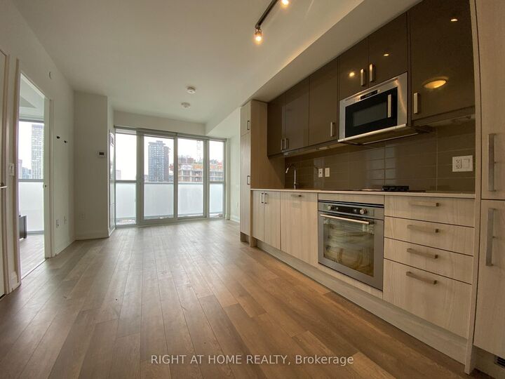 Property Photo: 77 Mutual Street 1906 ON M5B 0B9