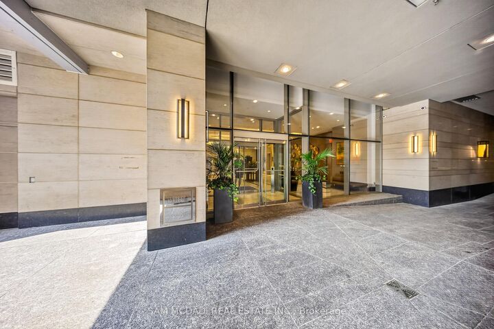 Property Photo: 155 Yorkville Avenue 704 ON M5R 0B4