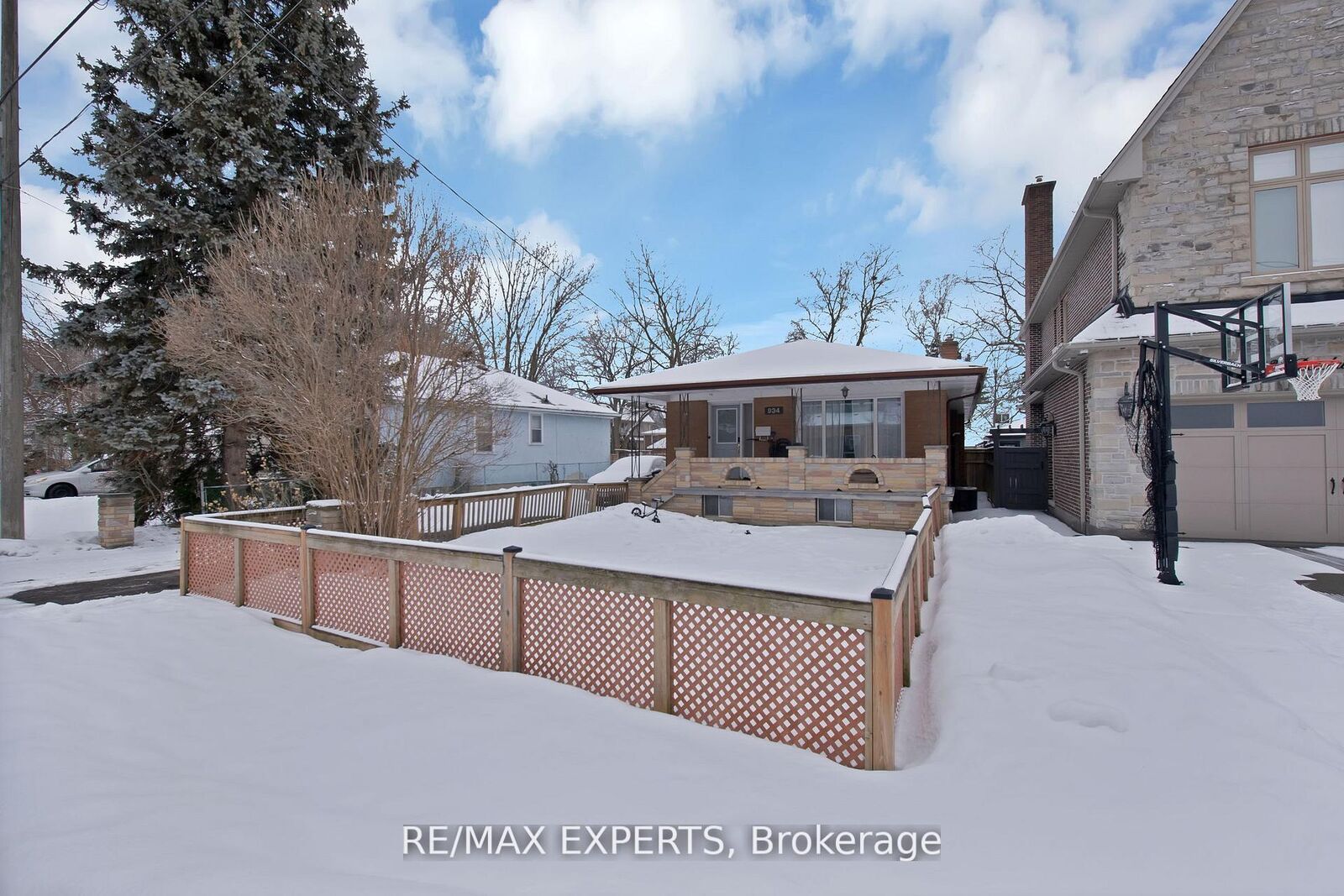 Property Photo: 934 Beechwood Avenue Lower ON L5G 4E2